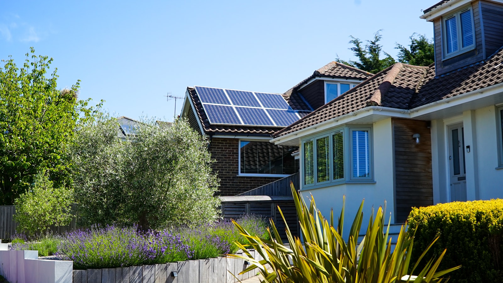 Maison économe en énergie avec panneaux solaires - audit énergétique