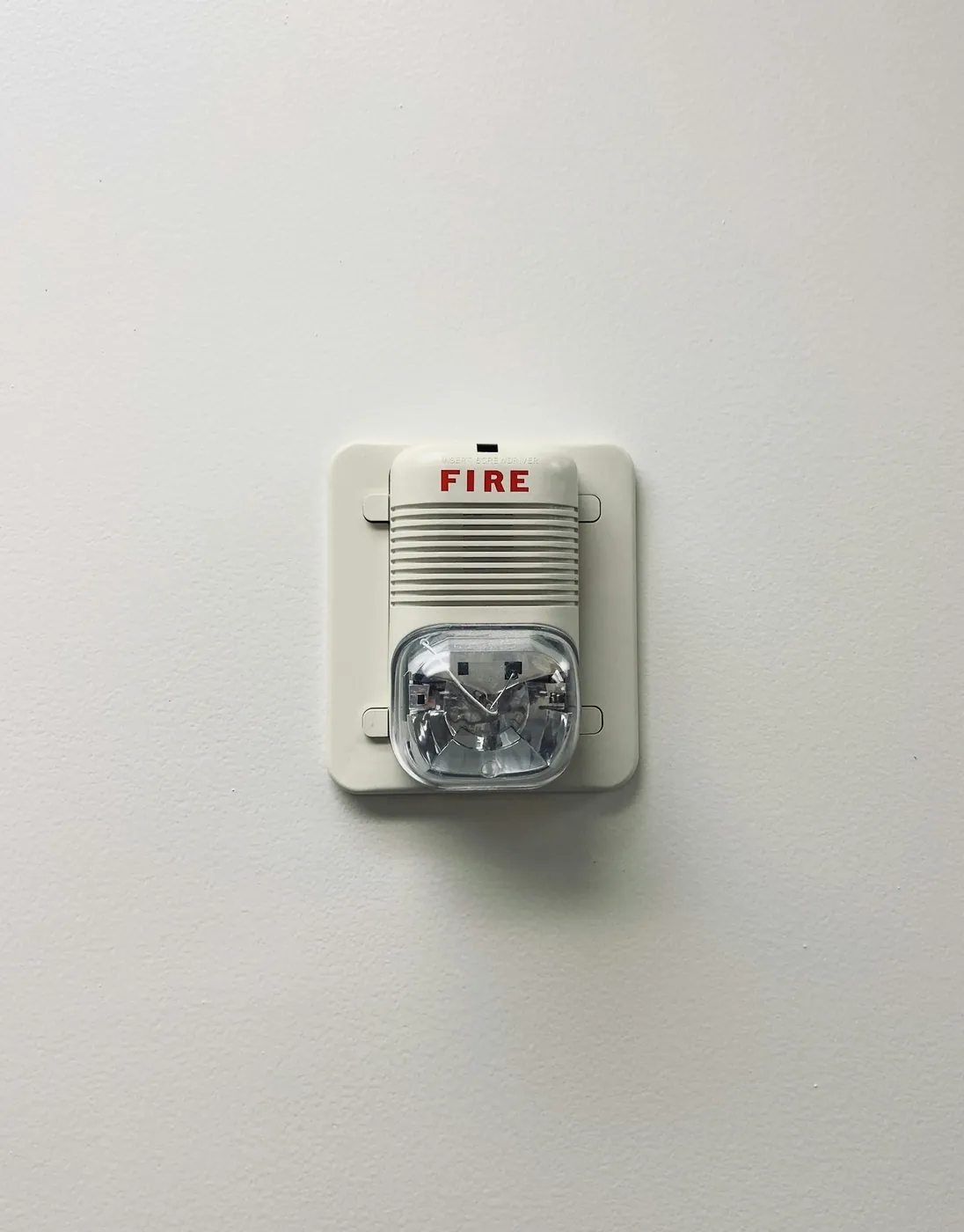 Détecteur de fumée installé au plafond d'un logement