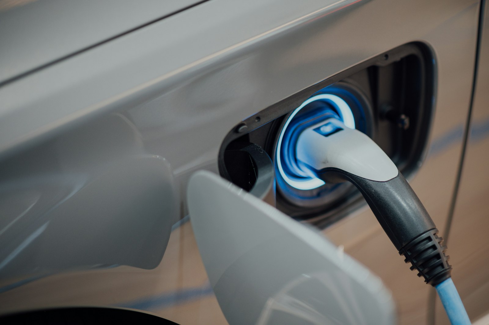 Borne de recharge IRVE branchée sur un véhicule électrique